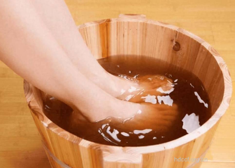 老人泡脚用热水对心脏好