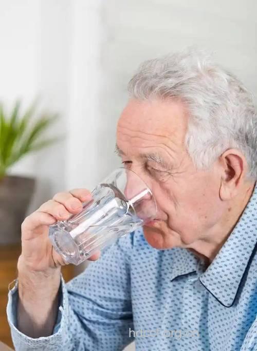 老人正确喝水的方法