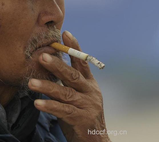 小心 吸烟会使老人眼盲