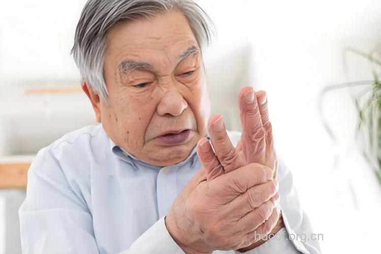 老人手在抖,病在脑中