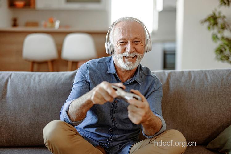 老人玩电子游戏机的好处很明显