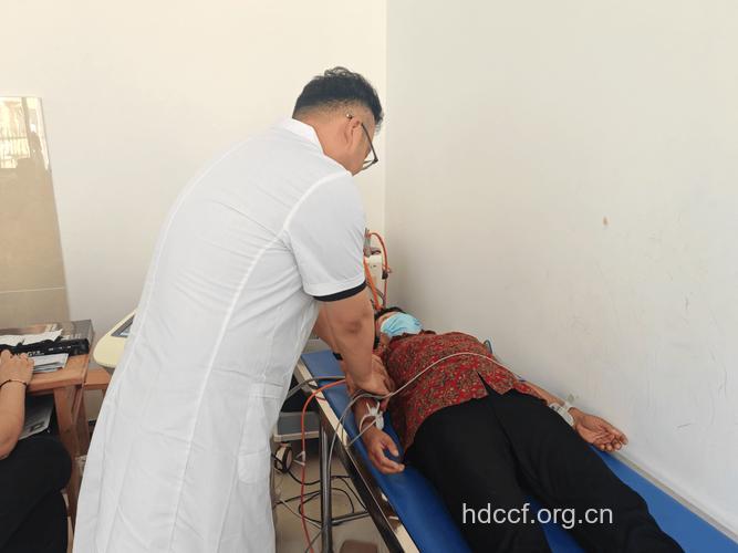 老人定期检查动脉硬化防成瘤