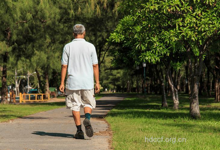 老年人锻炼时倒走并不科学