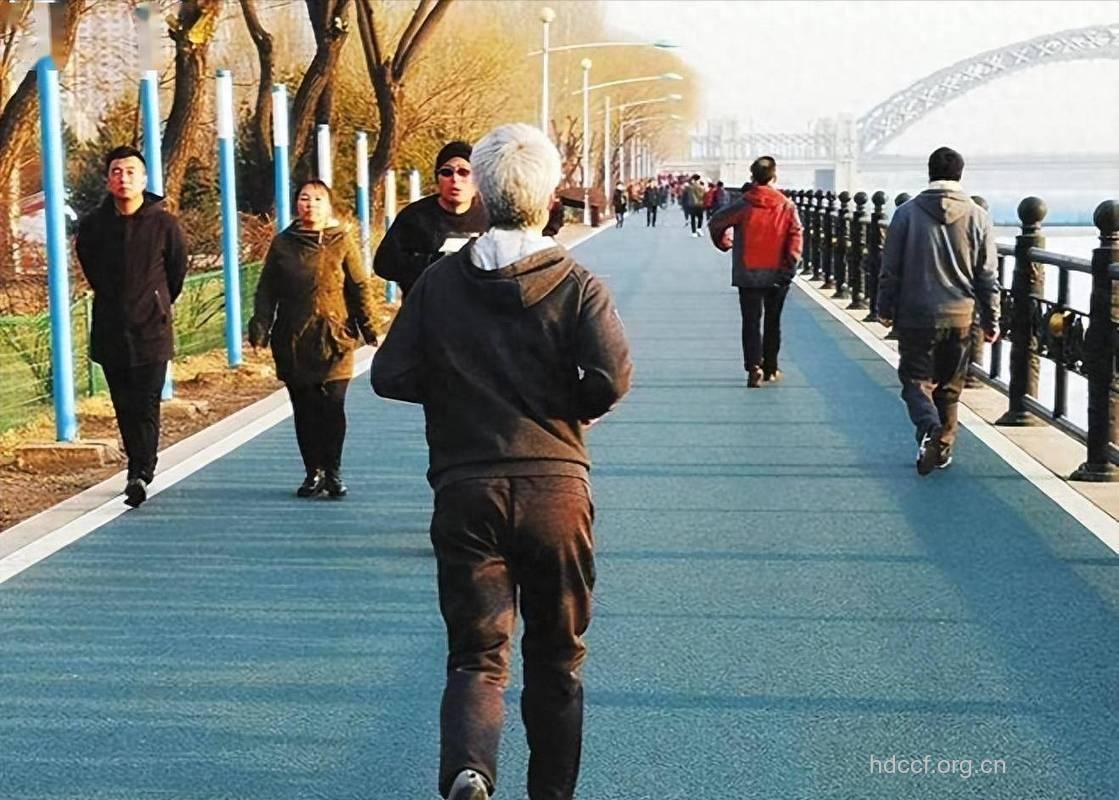 老人健康路上讲究“慢”
