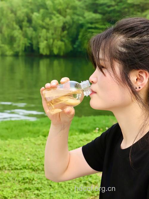 喝水做水当当女人