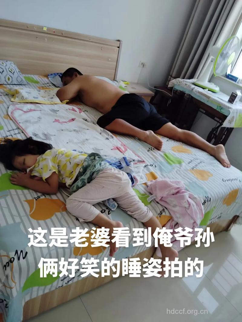 老人睡不好 不如搂个抱枕试试看