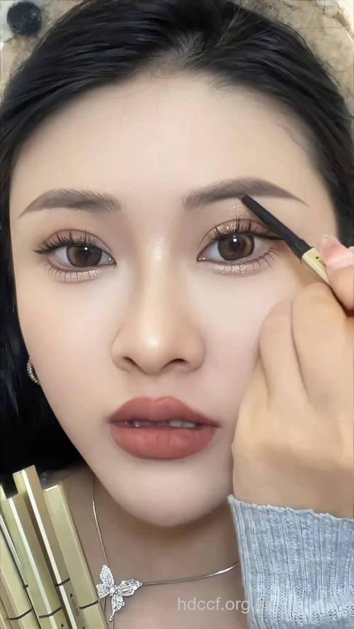 巧用咖啡色眉笔 还你精致容颜