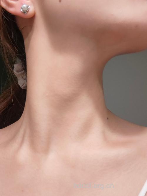 颈部肌肤卸妆 细滑美颈亮出来