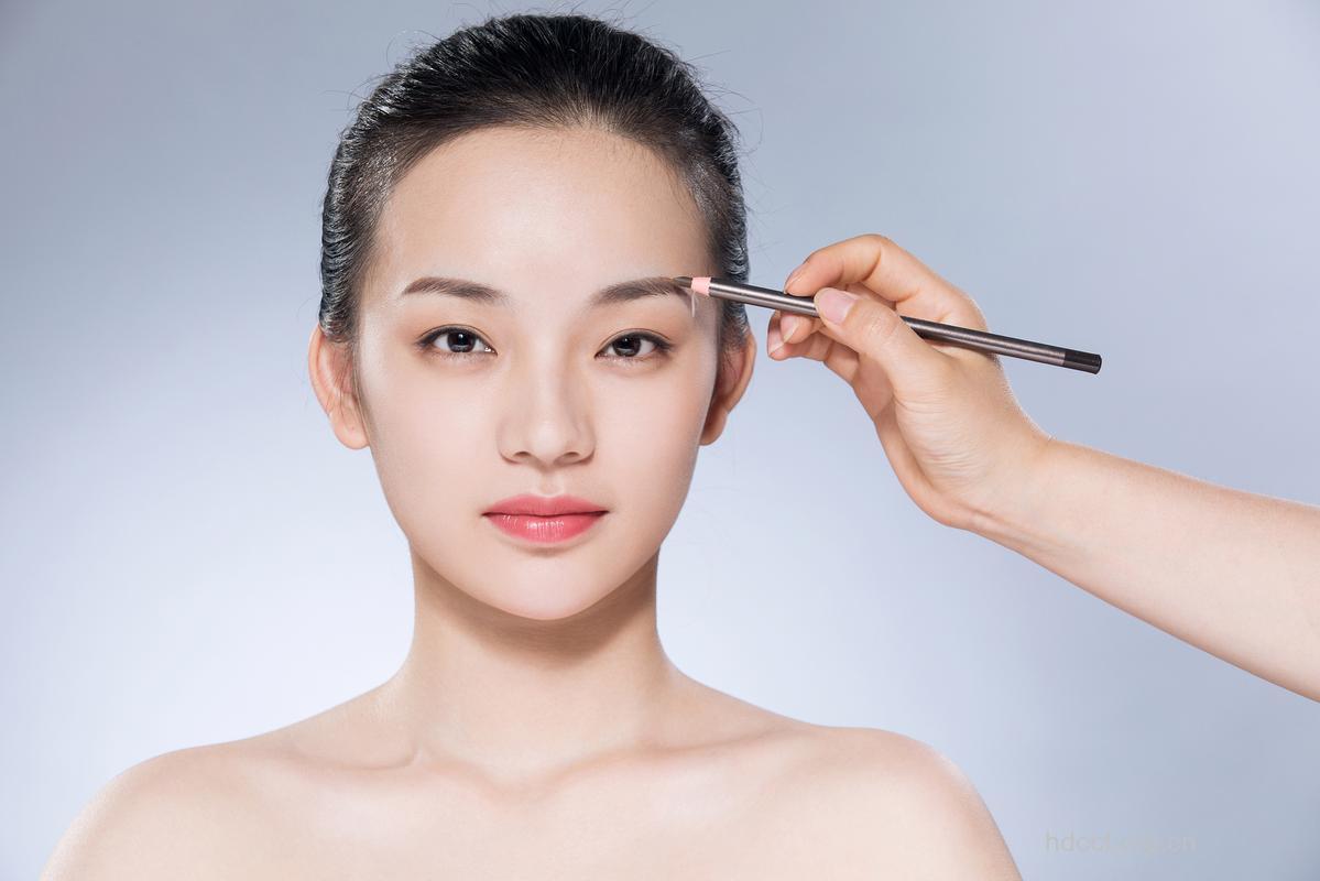 夏日淡妆胜浓妆 有利于降温不中暑