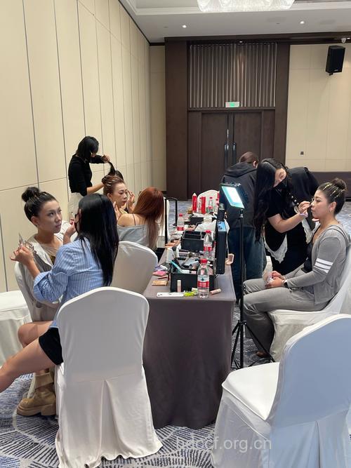 传授各类人群的化妆方法