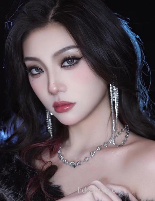 妆容新突破——妩媚性感烟熏妆