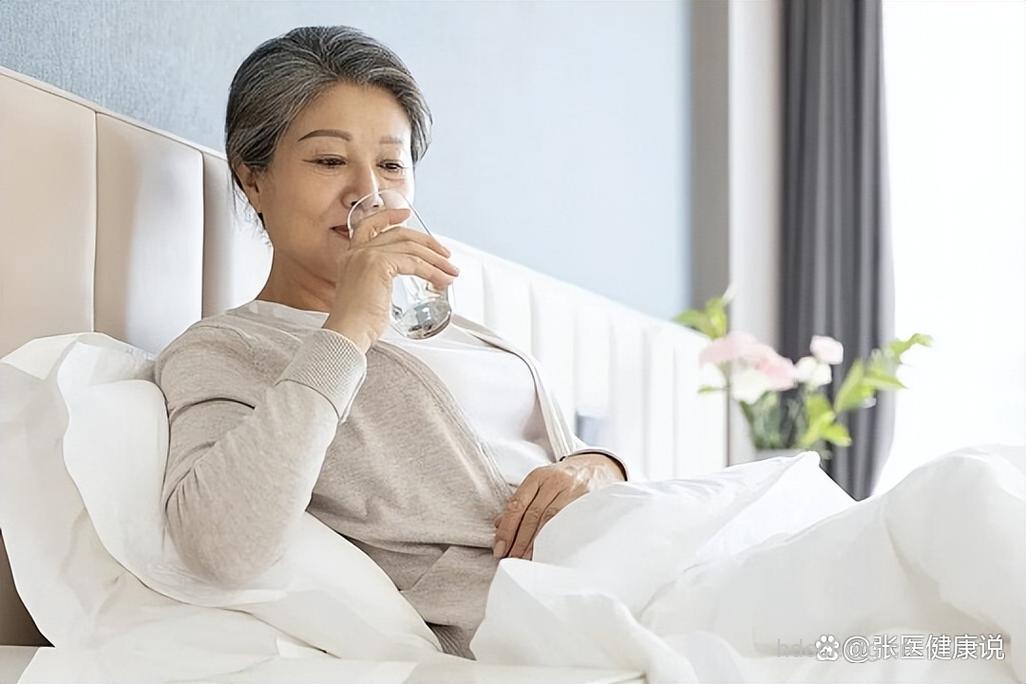 老人睡前喝水可防心绞痛