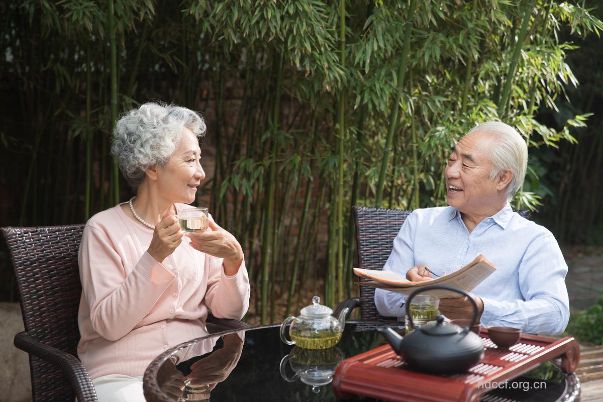 老人平时喝茶也有益养生