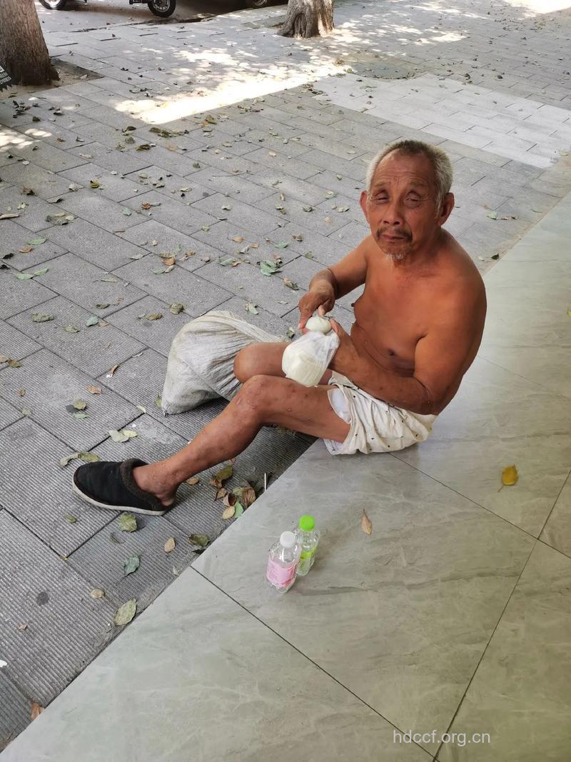 老人站着穿脱裤子危机四伏