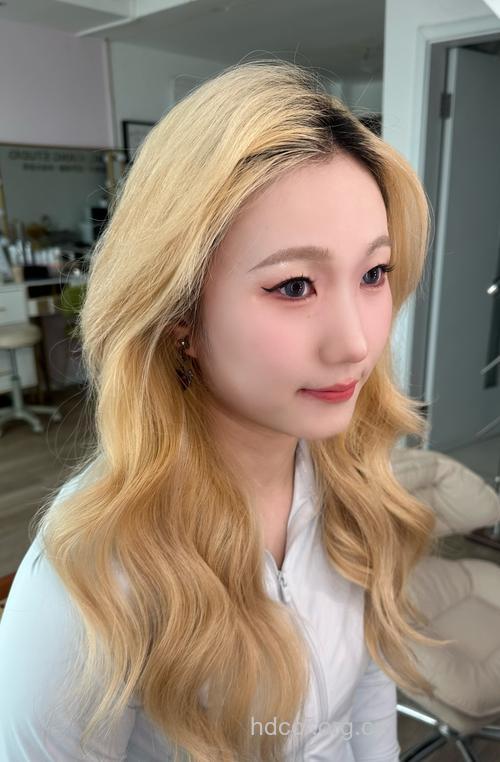 红棕色眼影和蜈蚣辫的甜美