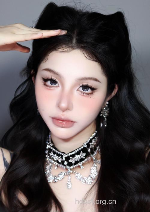 黑皮肤的MM怎么化妆好看