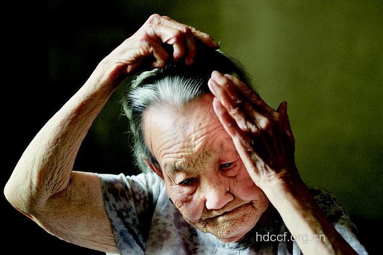 上年纪的人头发没了也要常梳头