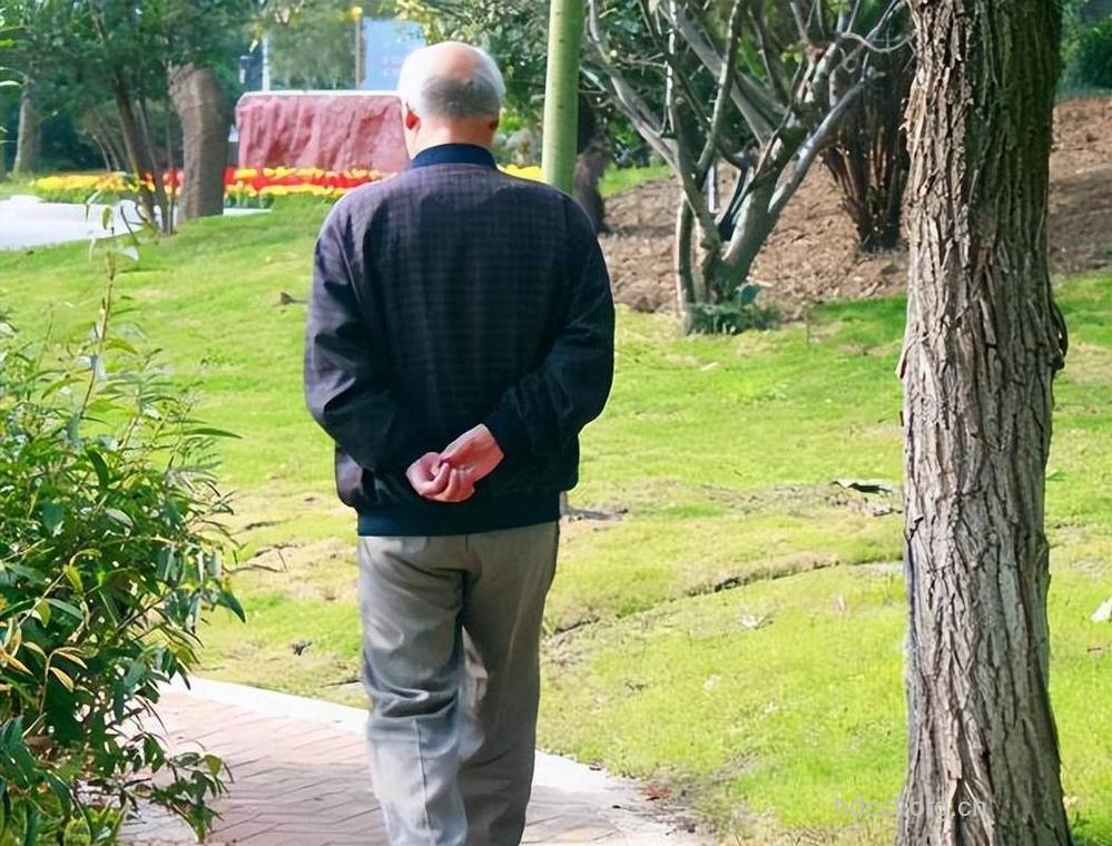 人老了散步背着手不好