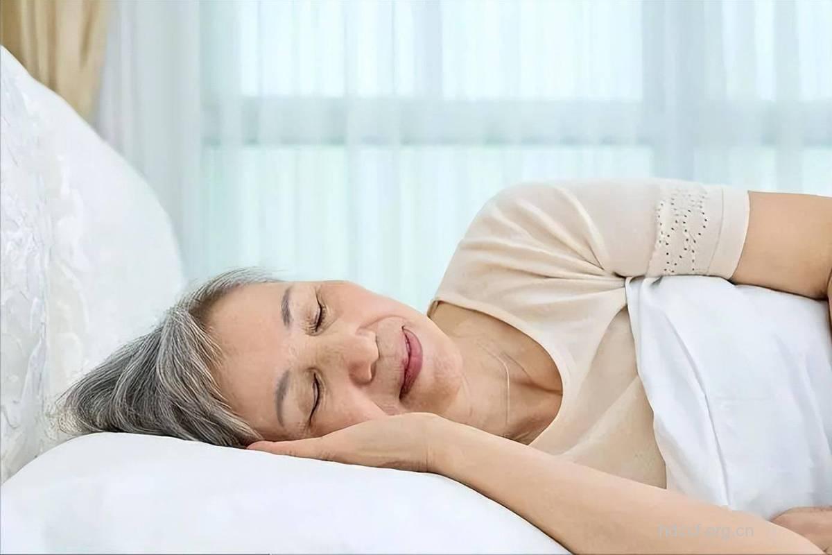 老年人坚持“趴睡”更健康