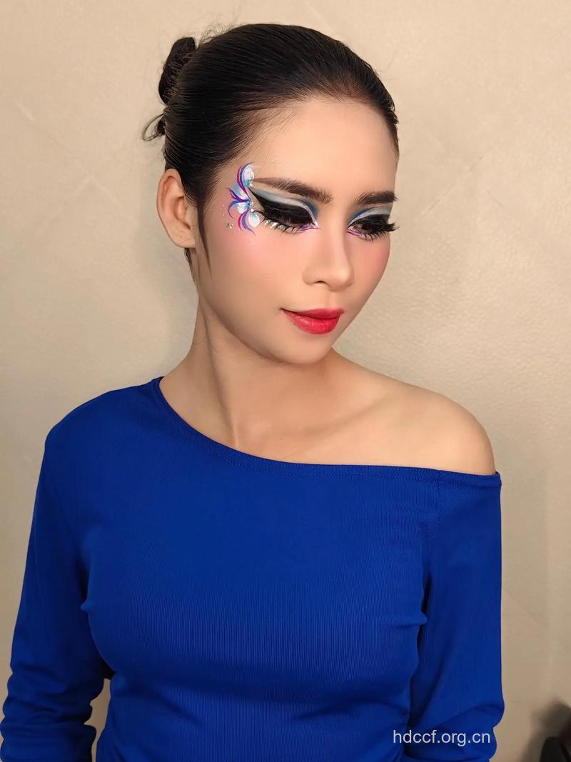 银蓝色眼妆惊艳搭配