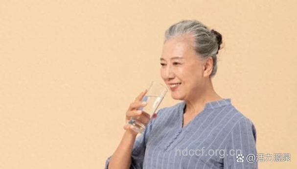多喝水 老人护肤效果好