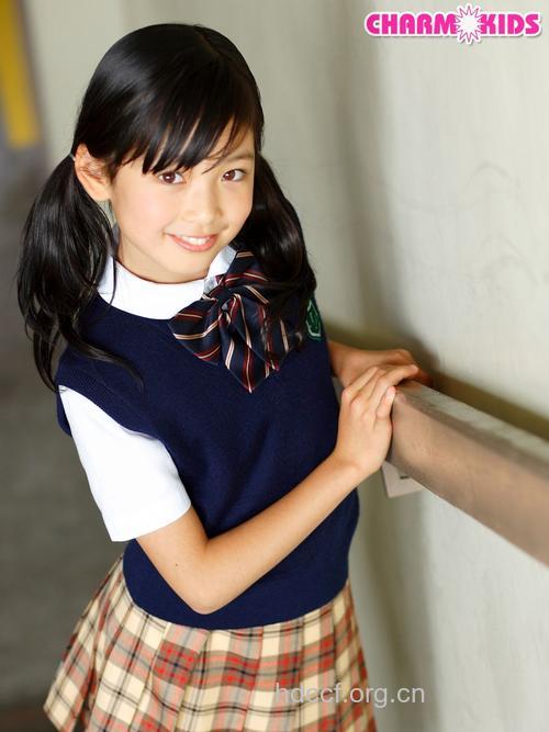 日本22岁童颜妈妈貌似小学生！