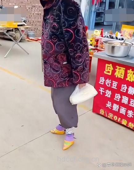 市场上老人寻时尚服装难上加难