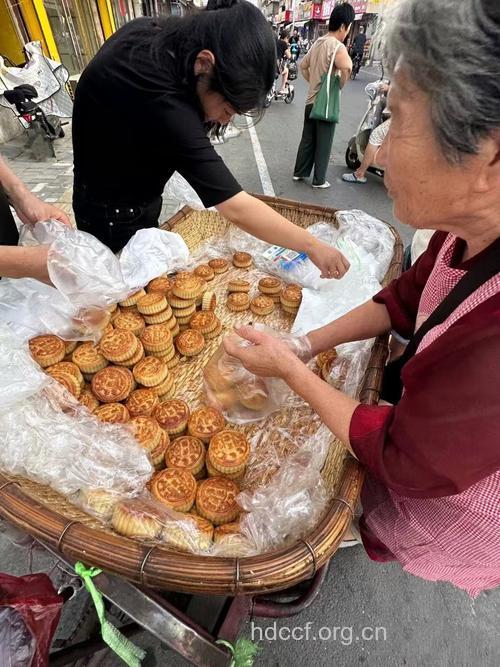 老人选购月饼有妙招