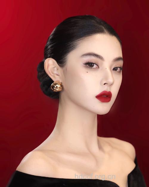 白眉红唇秀场复古妆容
