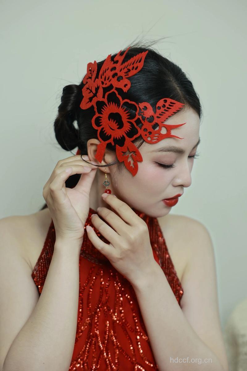 剪纸式假睫毛！艺术美妆