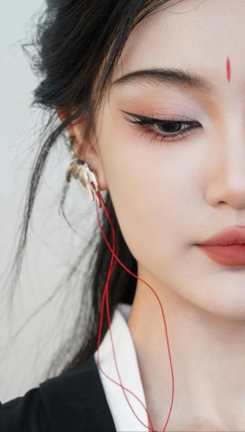 冷艳优雅的妆容怎么画