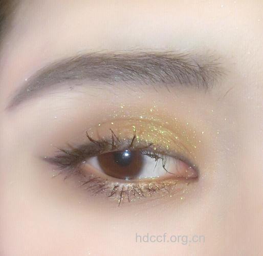金属色妆容怎么画