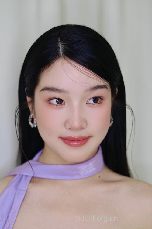 学“最美证件妹”画个心机裸妆