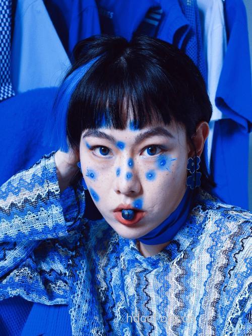 蓝色妆容大解密 做个迷人“蓝精灵”