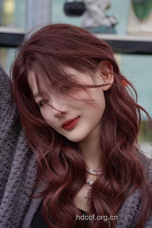 流行甜美：焦糖发色搭蜜粉妆