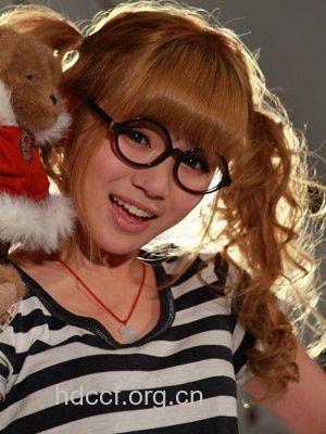 “四眼妹”也可以电力十足