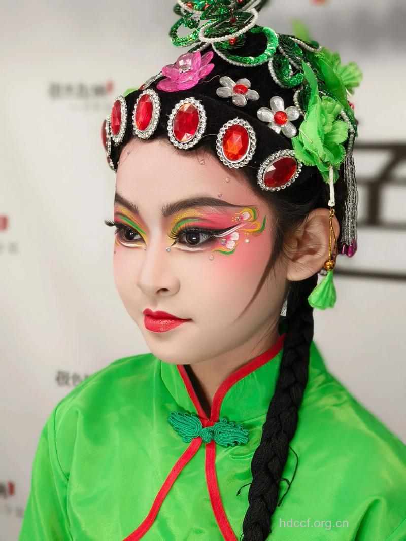 如何化色彩丰富的戏剧舞台妆
