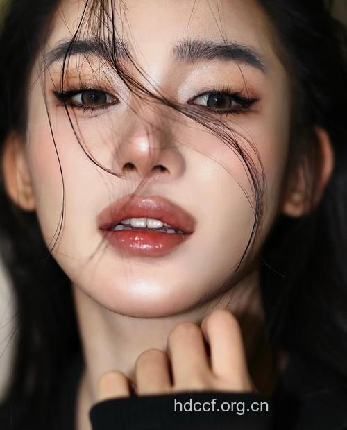 喜欢浓妆艳抹的女人都有哪些心理