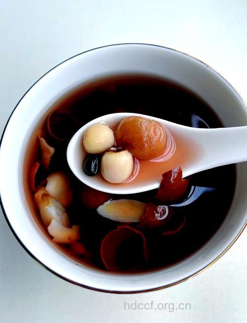 老人多喝带壳桂圆茶养心