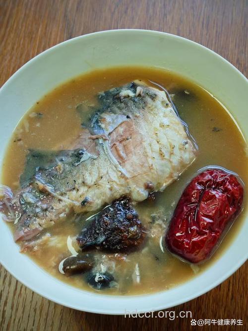 治疗老人腿部肿胀 喝鲫鱼小豆汤