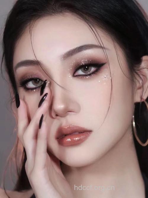 巧画烟熏妆 黑皮MM性感变身