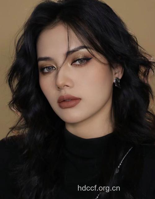 神奇彩妆要点 让大妈变混血美女