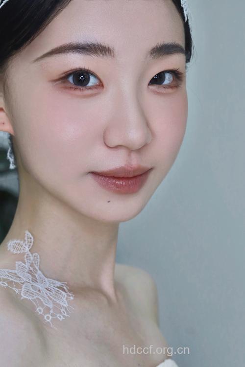 裸妆vs夸张-玩味十足的妆容戏法