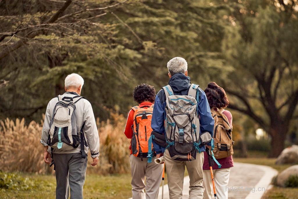 老人旅游虽有益 但要量力而行