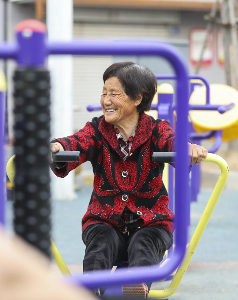 沈阳79岁老人　轻松举200斤杠铃