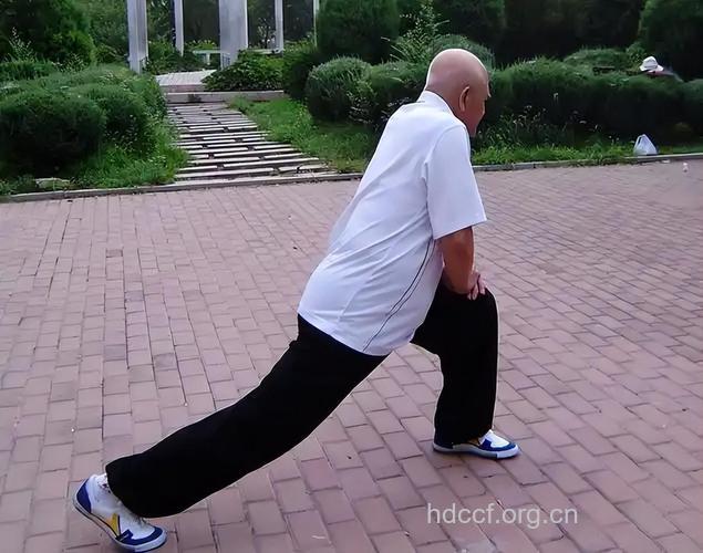 老人压腿健身要注意些什么