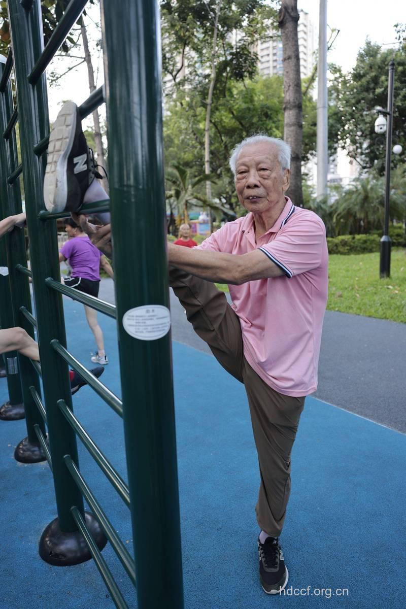 行动不便的老人怎样运动健身