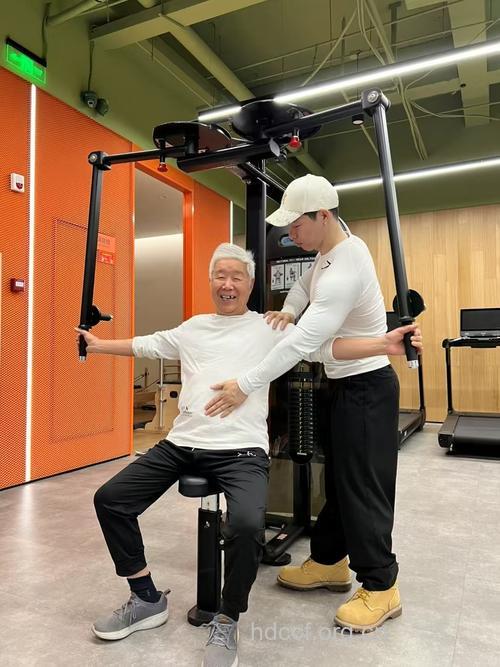 看81岁的老人是如何健身的