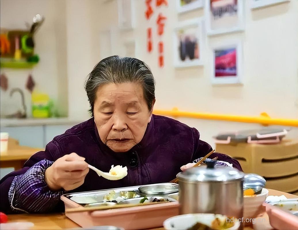 老人吃剩菜剩饭好吗？