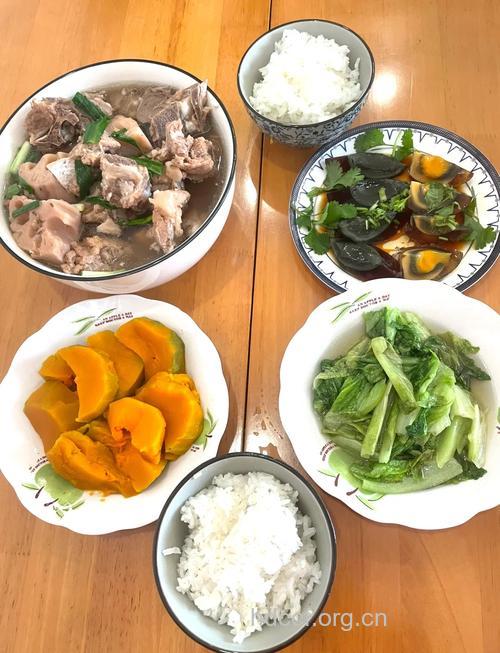 老人每天吃两顿饭最好